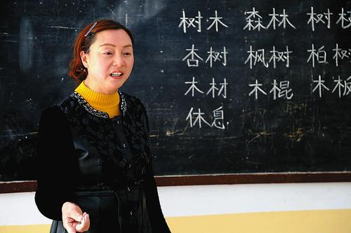 引出下文和总领全文总结全文的区别