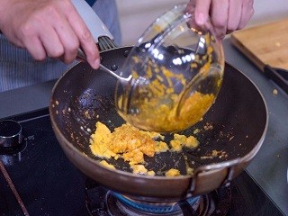 蟹黄豆腐煲怎么做？