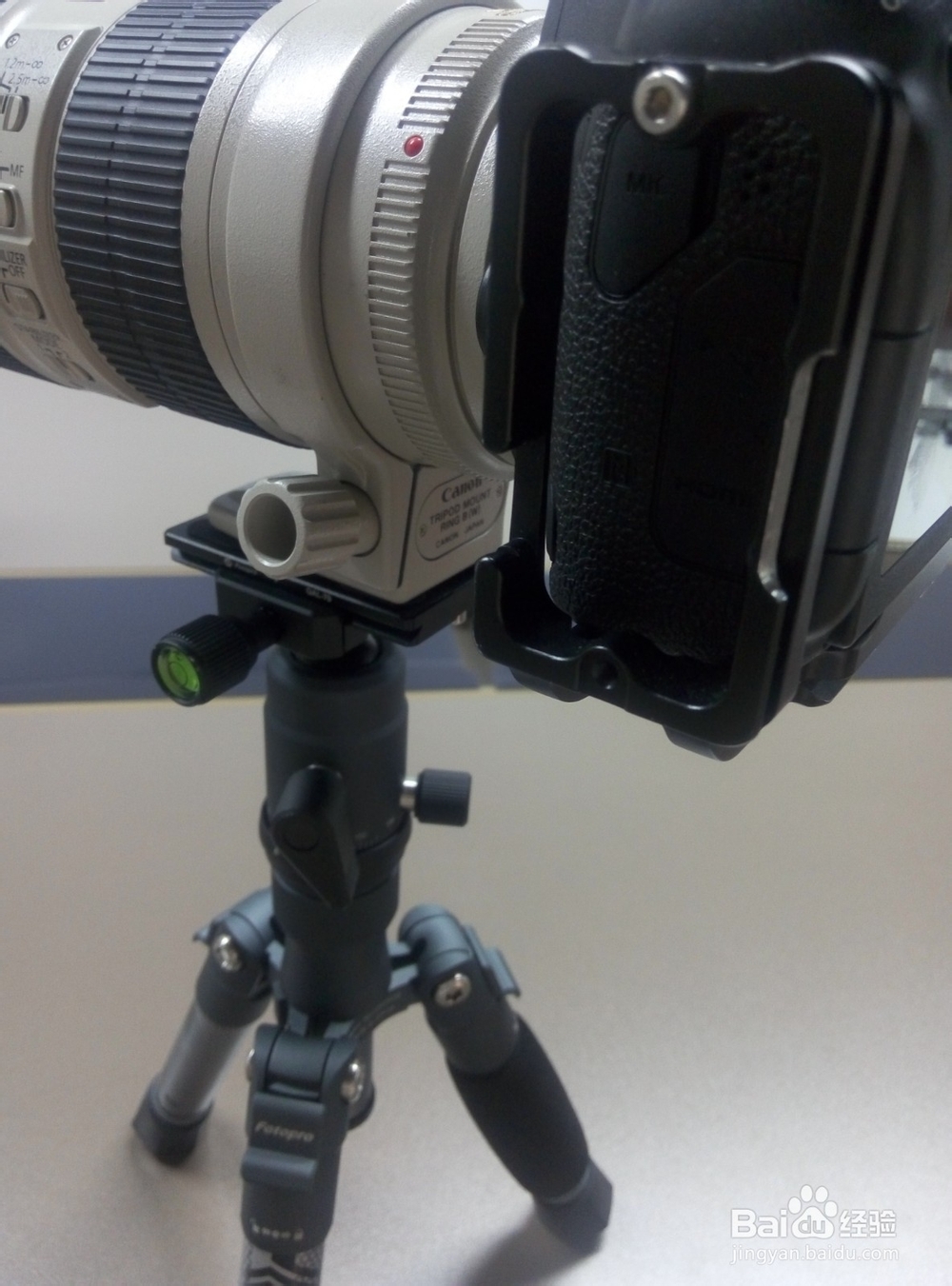怎么把相机装在三脚架上