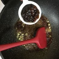 制作牛肉酱拌面