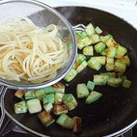 制作西葫芦奶酪意面