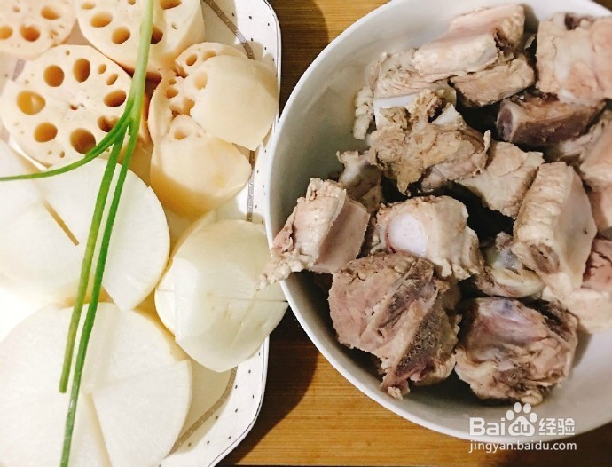 红烧排骨萝卜藕的做法