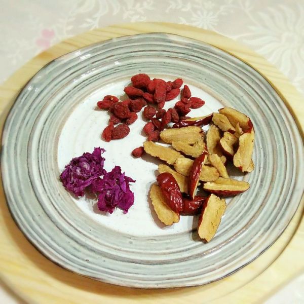 红枣枸杞玫瑰花茶
