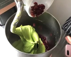 怎么做超软菠菜蔓越莓吐司
