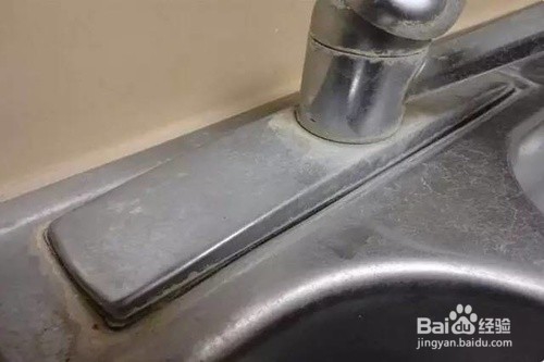 怎么清洗厨房水槽陈年水渍