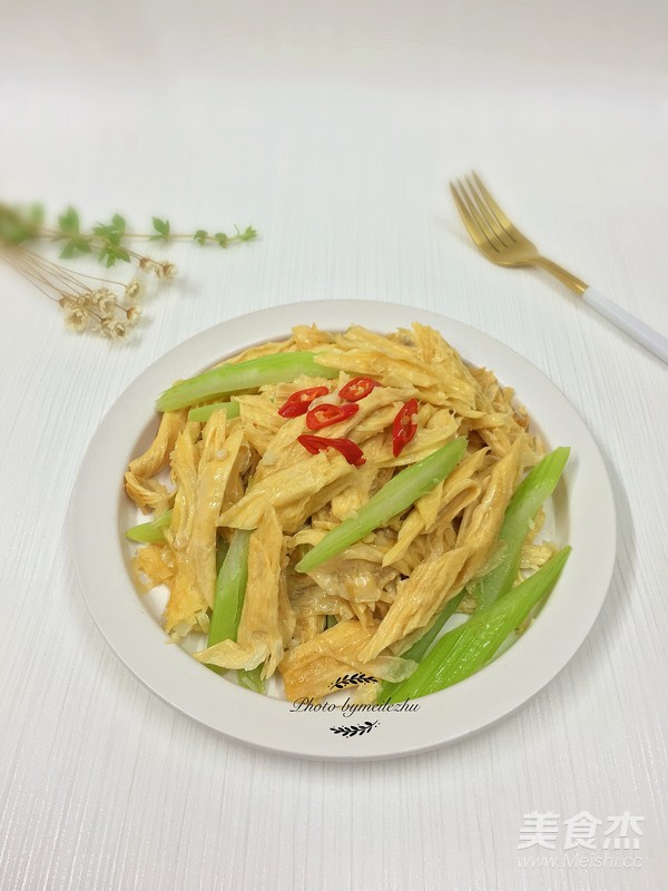 腐竹炒西芹的做法