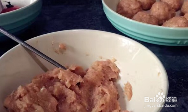 如何制作浓郁鲜香的番茄肉丸 ?