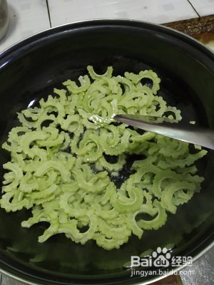 食补养生六味干煸苦瓜的做法