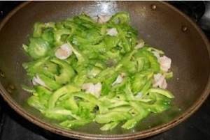 食补养生虾仁炒苦瓜的做法
