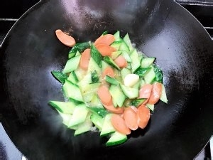 养生食补黄瓜火腿肠的做法