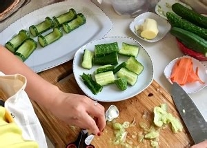 养生食补（黄瓜玉米火腿鸡丁沙拉）的做法