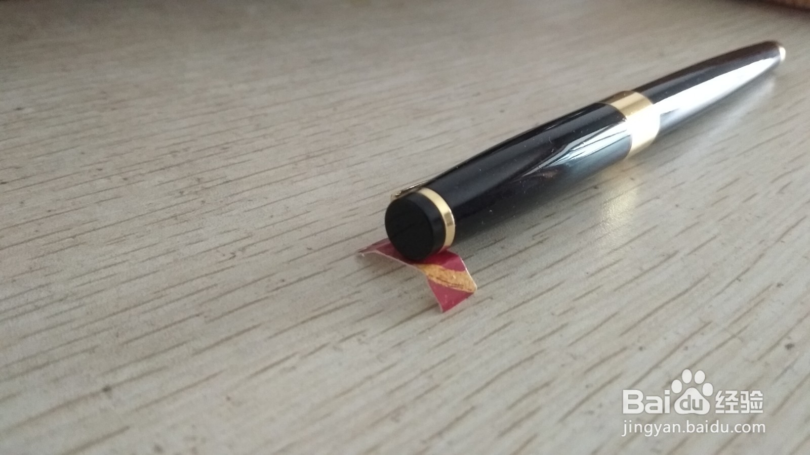 如何用一小块长方形硬卡纸做简易的钢笔的支架