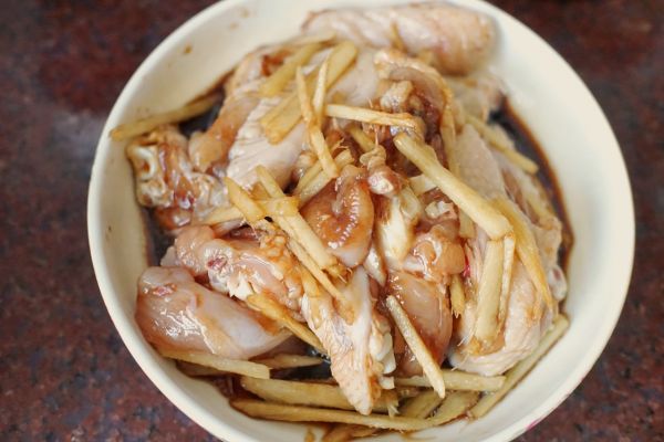 广式腊味滑鸡煲仔饭