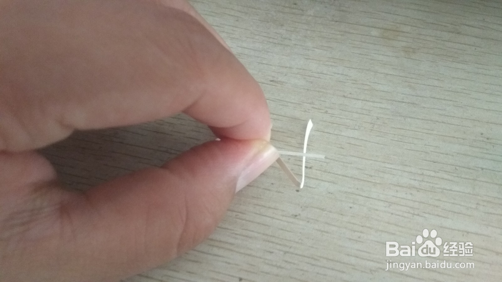 如何用一条细长的素描画纸做简易的钢笔的支架