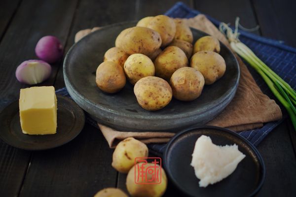 奶香黄油烤土豆和香煎小土豆