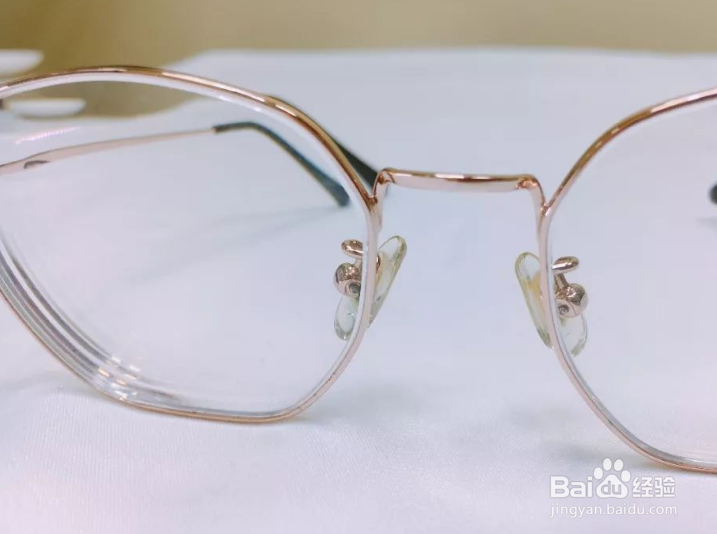 眼镜总是往下掉该怎么调整