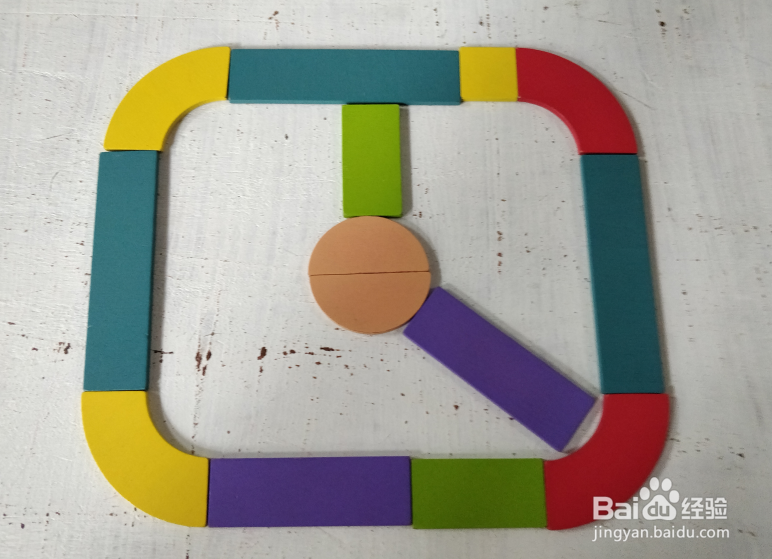 用智力拼板怎样拼一个挂钟?