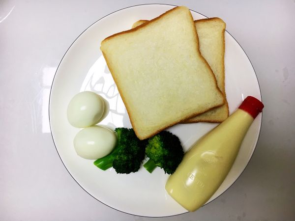 鸡蛋西兰花三明治