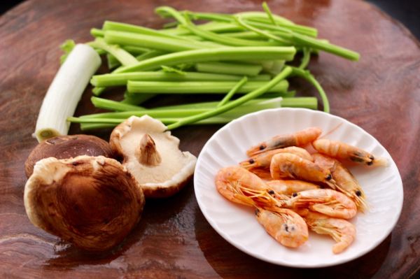 芹菜香菇北极虾小炒