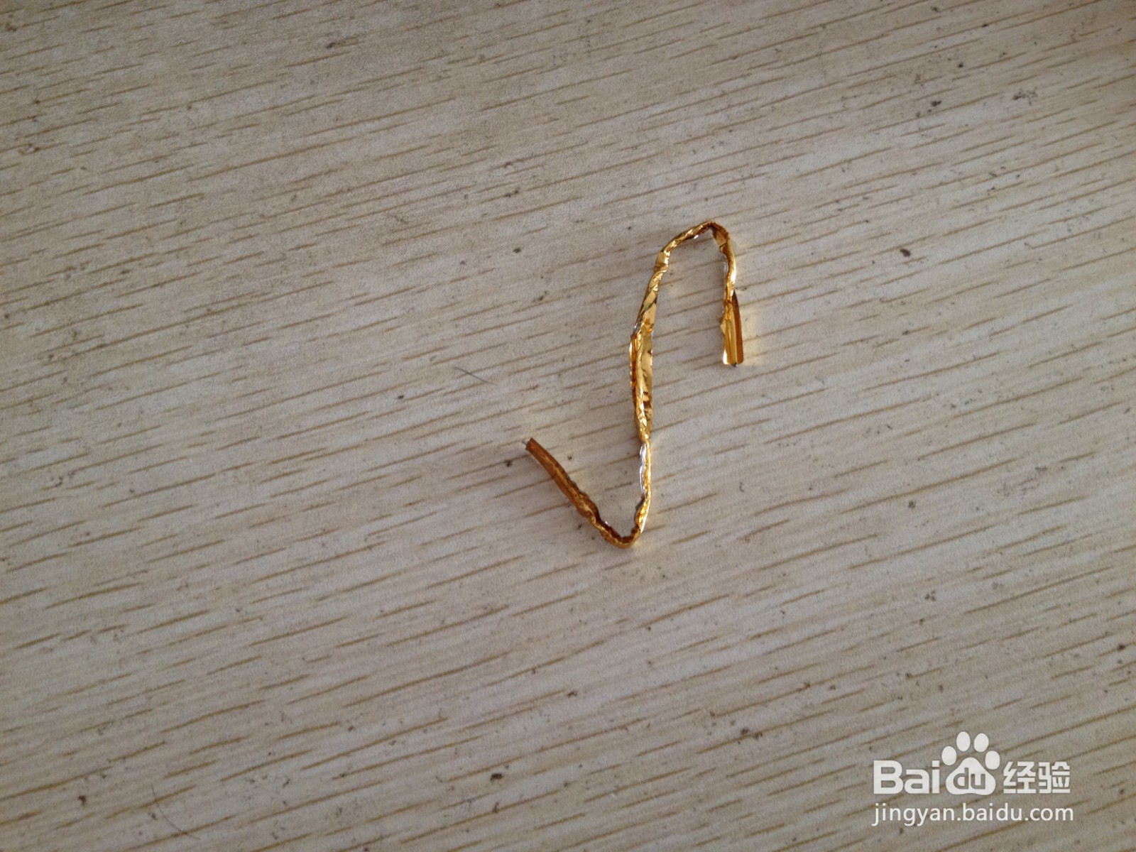 如果用一个面包袋的绑绳折出简易的钢笔的支架