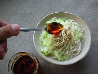 凉拌鸡丝面的家常做法