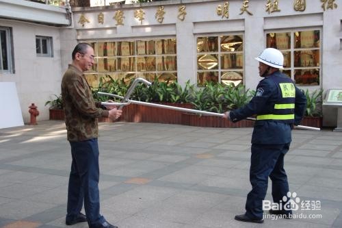 面对带有凶器的歹徒的时候应该怎么办