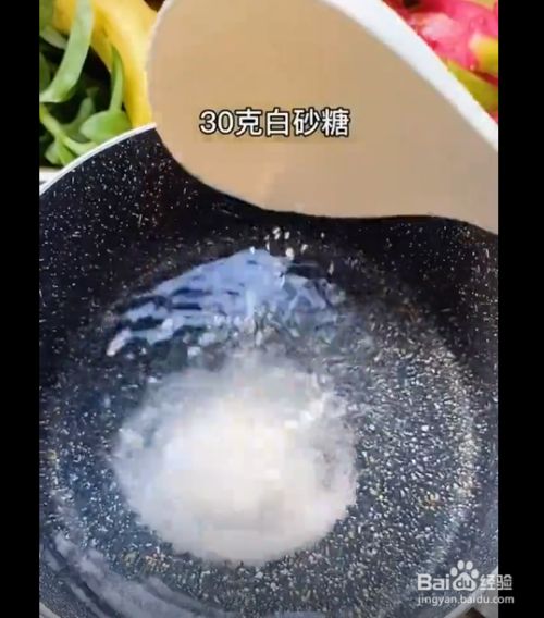 第1步,在锅中倒入500克纯净水,30克白砂糖,35克白凉粉,搅拌均匀.