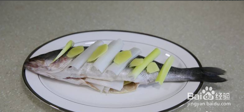 家常菜：清蒸鲈鱼