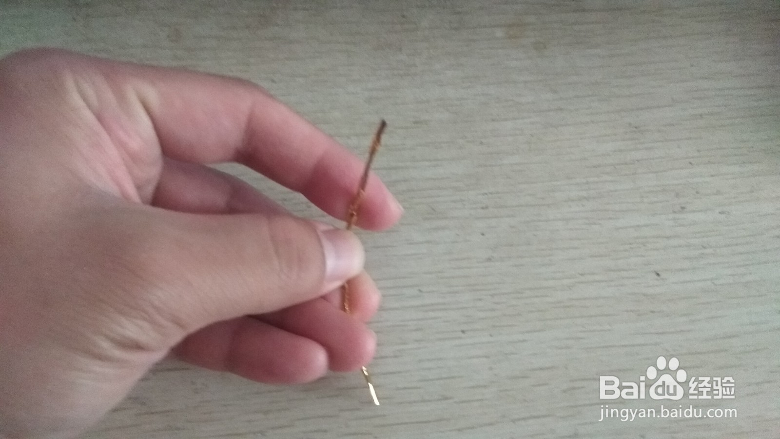 如何用面包袋绑绳和中性笔芯做简易的手机支架