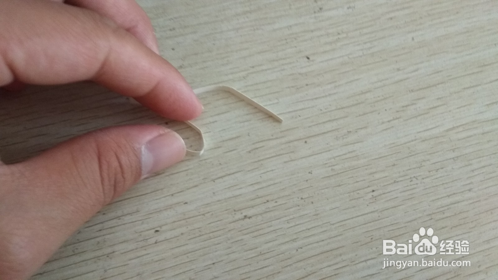 如何用一个细长的长方形硬卡纸做简易的手机支架