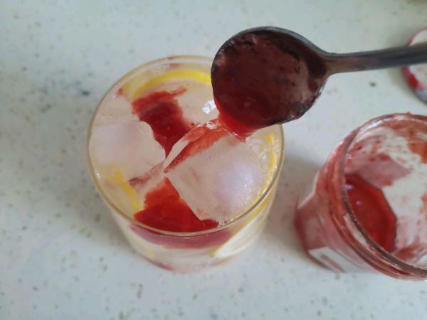 荔枝草莓柠檬冰饮