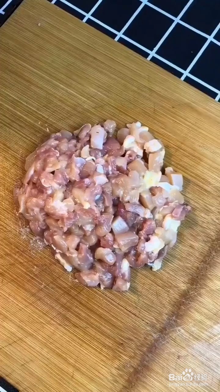 如何制作鸡腿肉焖饭