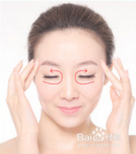 护理去黑眼圈眼袋眼霜的使用步骤