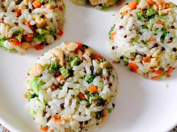 藜麦鸡肉蔬菜饭团