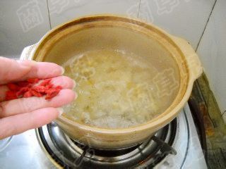 枸杞栗子银耳羹