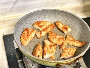 蒜香煎鸡胸肉的做法