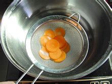 为美食增加几分色彩—巧做胡萝卜花