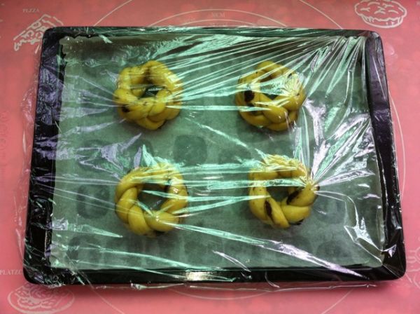 葡萄干花环面包