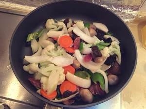 如何制作营养健康的的腊肠辣炒五色蔬菜？