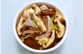 香菇炖鸡肉的家常做法