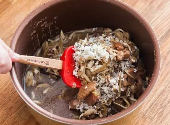菌菇鸡肉煲仔饭