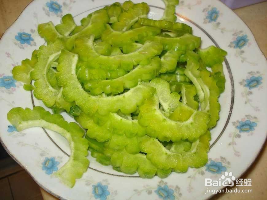 苦瓜炒牛肉的家常做法，传统又经典的菜式