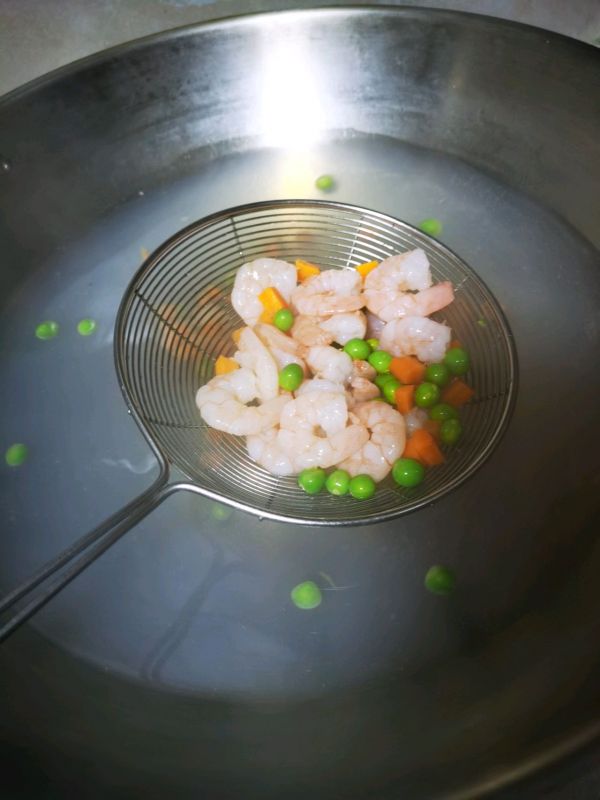 鲜蔬虾仁炖蛋。