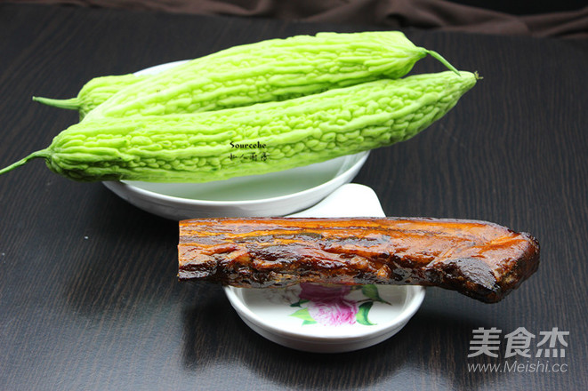 腊肉炒苦瓜的做法