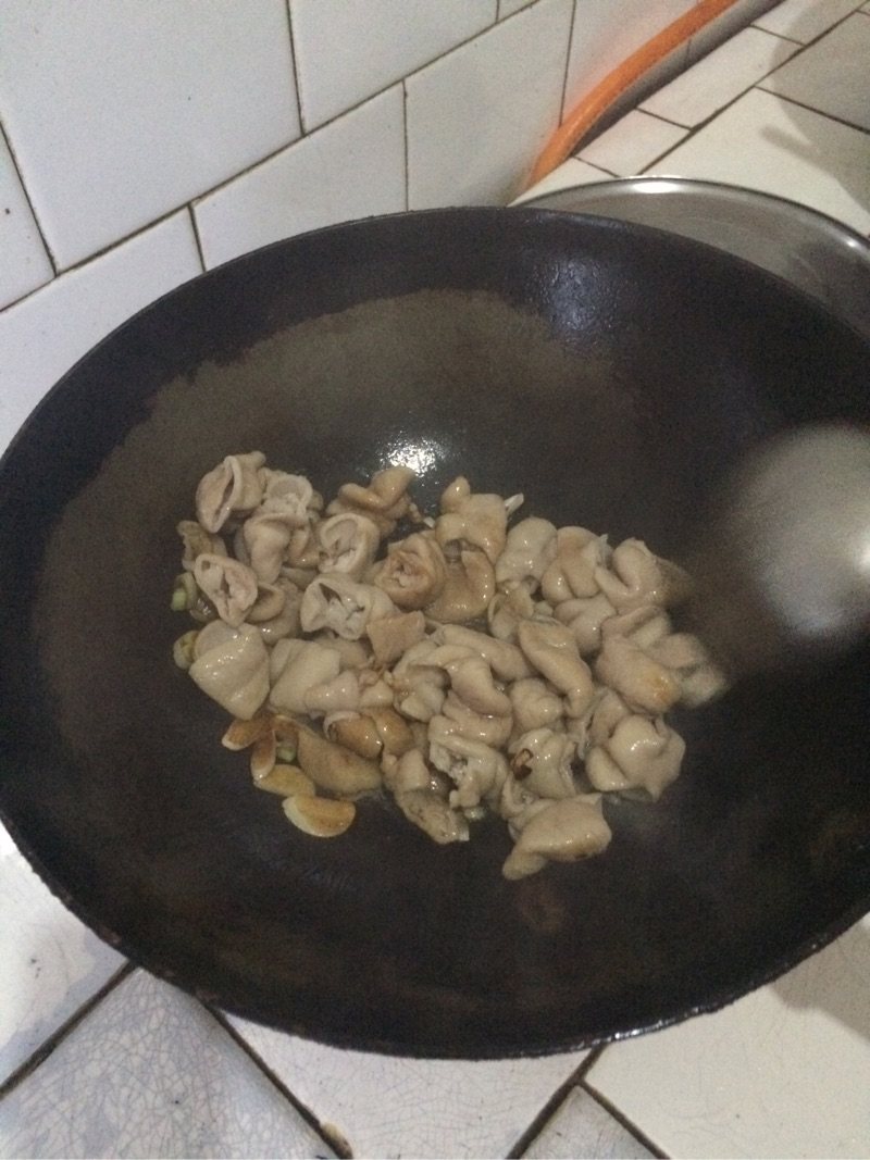油而不腻的爆炒肥肠！