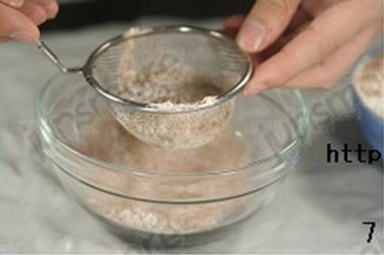 怎样用20分钟制作一款美味巧克力蛋糕