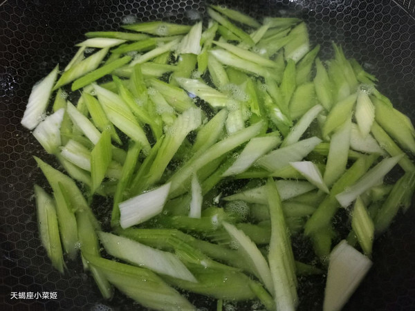 西芹腰果炒百合