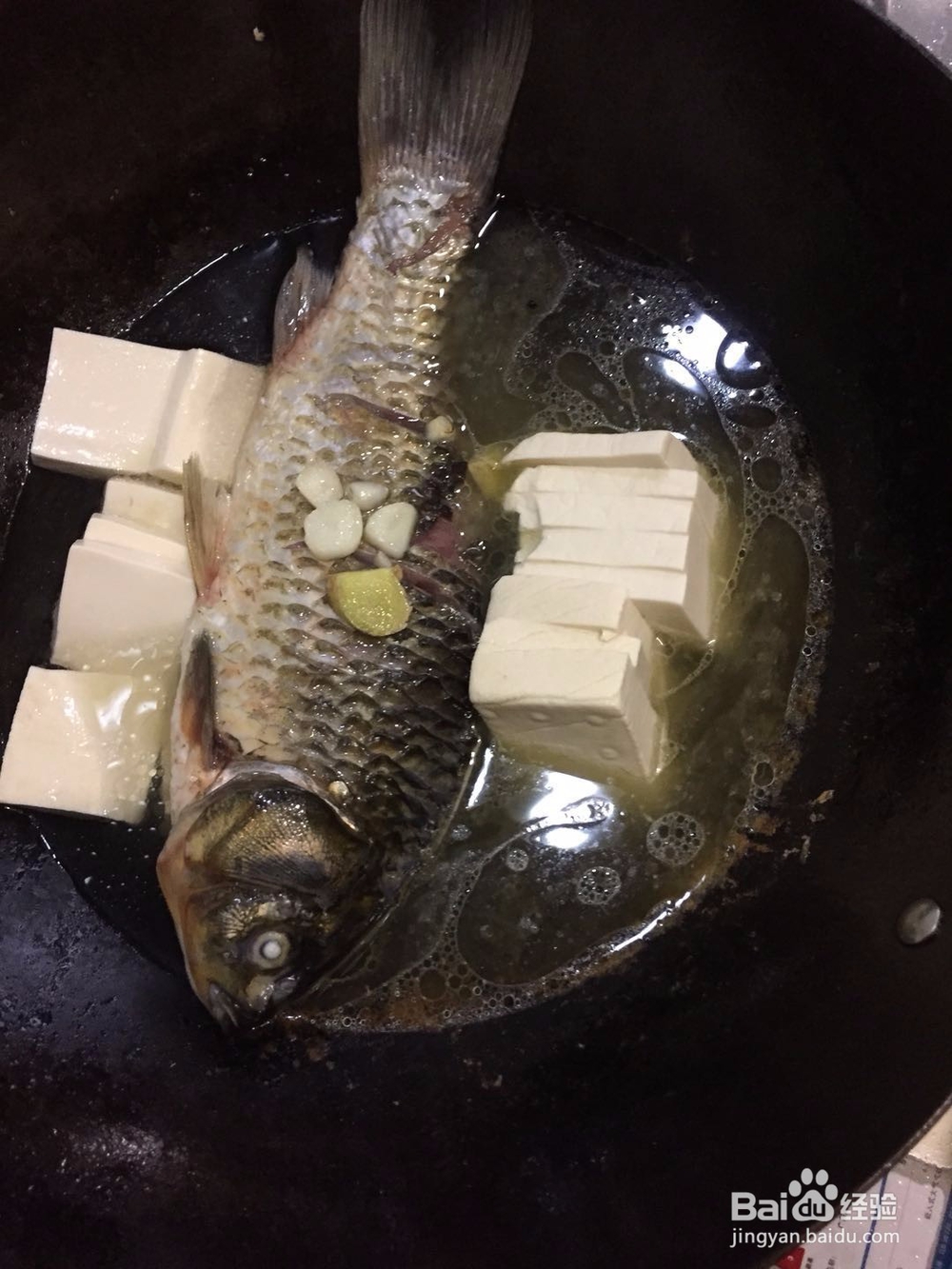 香菜鲫鱼豆腐的做法，很好吃哦