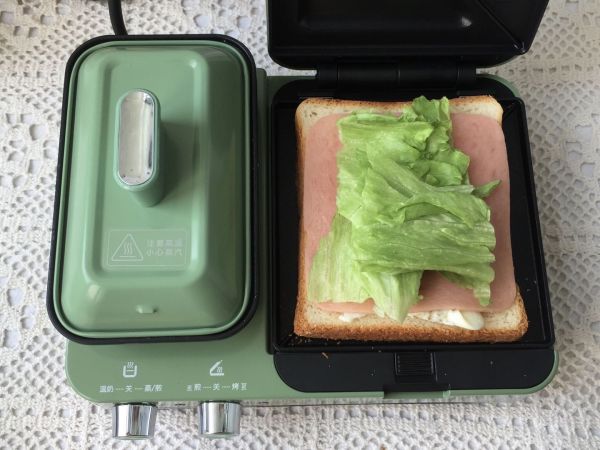 火腿鸡蛋三明治