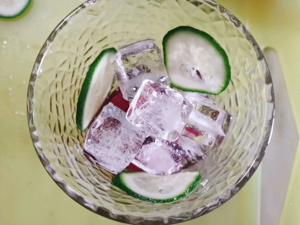 蔓越莓柠檬气泡水